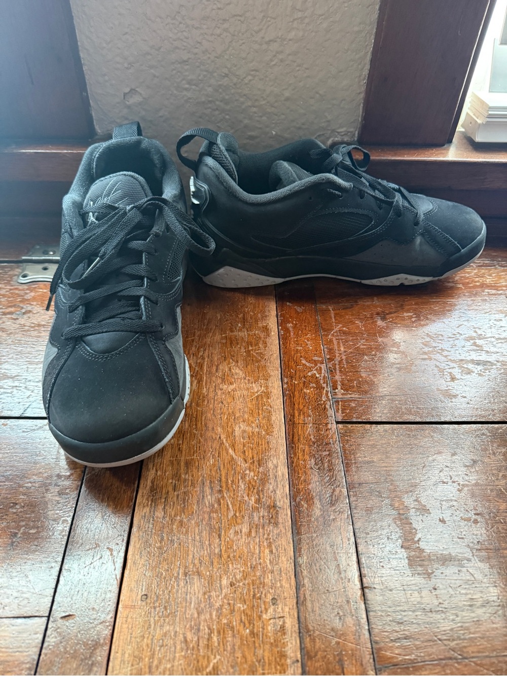 Jordan Men's Black and Gray Low-Top Sneakers